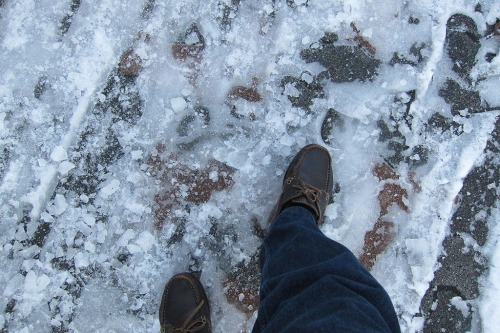 Salju yang sudah mengeras menjadi es di trotoar jalan