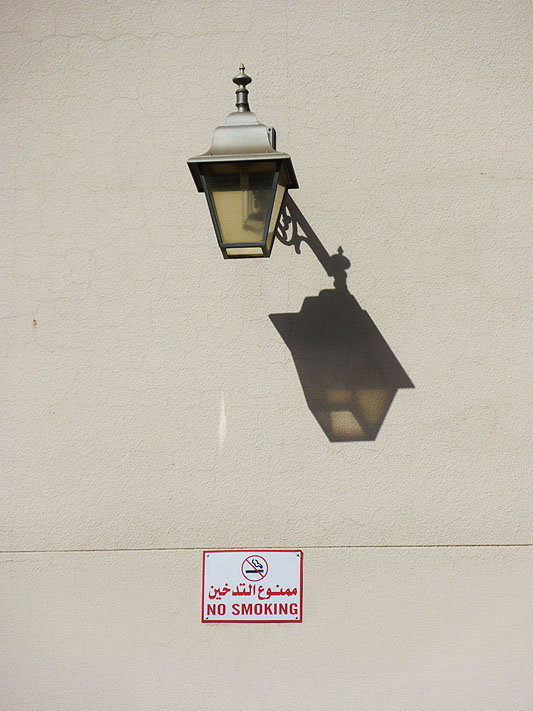 Lampu-lampu di dinding Masjid
